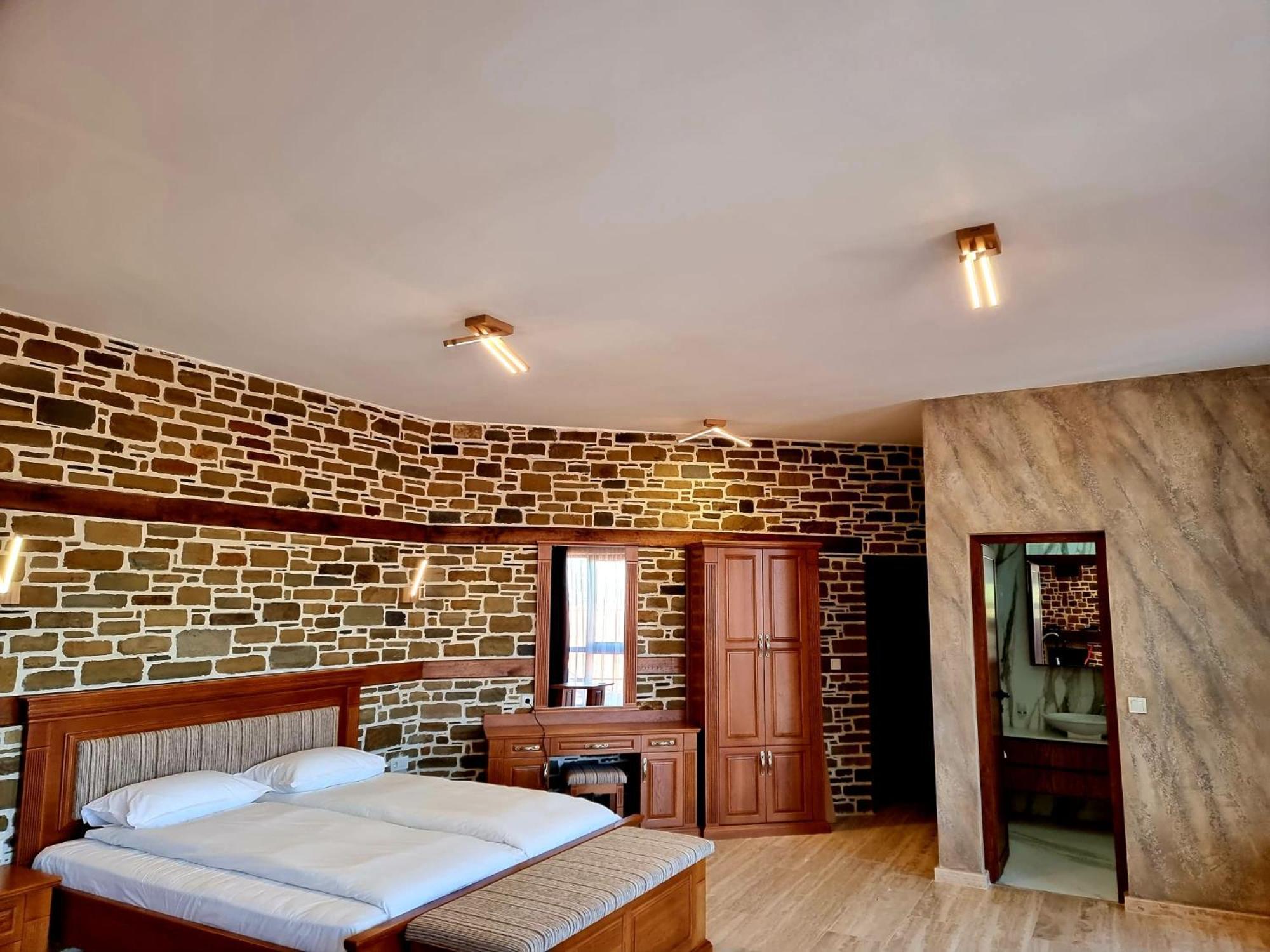 Семеен Хотел Чардаците Lovech Exterior photo
